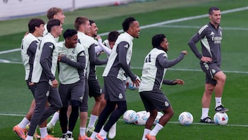 MADRID, 31/10/2025.- Los jugadores del Real Madrid durante el entrenamiento realizado este viernes en la Ciudad Deportiva de Valdebebas. El equipo blanco se enfrenta mañana, sábado, al Valencia CF en la jornada 11de la LALIGA EA Sports en el estadio Santiago Bernabéu. EFE/Javier Lizón