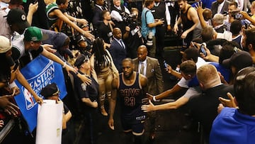 LeBron James abandona el parqu&eacute; del TD Garden de Boston.