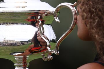 La tenista japonesa ha posado ante los medios gr¨¢ficos con el trofeo del Open de Australia. Naomi Osaka se proclam¨® campeona tras vencer por 6-4 y 6-3 en 71 minutos a Jennifer Brady en la final del Open de Australia.