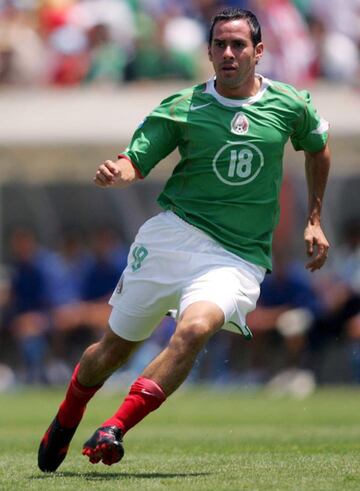 Padilla debutó en 2005 con Ricardo Lavolpe frente a Colombia en la derrota de 2-1. Aarón jugó una vez más con los verdes, pero luego no pudo regresar a la oncena mexicana.