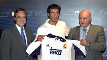Figo, en su presentación como jugador del Madrid procedente del Barça, custodiado por Florentino Pérez y Di Stéfano.