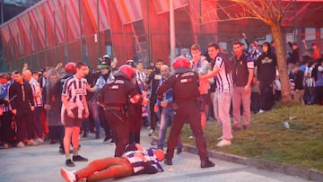 SAN SEBASTIÁN, 16/03/2023.- Agentes de la Ertzaintza han cargado contra aficionados en el exterior del Reale Arena de Donosti, donde se va a disputar este jueves el partido de vuelta de cuertos de final de la Europa League entre la Real Sociedad y la AS Roma. EFE/Javier Etxezarreta