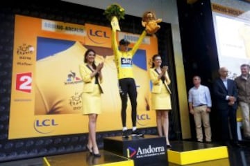 Chris Froome en el podio, luce el maillot amarillo y sigue como líder de la ronda gala.