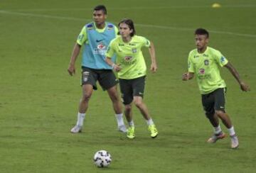 Neymar junto a Casemiro y el atlético Filipe Luis en un entrenamiento de la canarinha durante un entrenamiento en la Copa América de 2015.