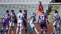 Juventus&#039; Polish goalkeeper Wojciech Szczesny (Top) jumps to grab the ball during the Italian Serie A football match Fiorentina vs Juventus on April 25, 2021 at the Artemio-Franchi stadium in Florence. (Photo by Vincenzo PINTO / AFP)