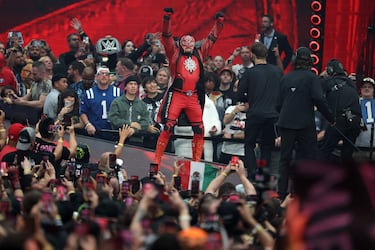 Rey Mysterio es presentado antes del combate por el Campeonato Intercontinental frente a Penta, Je’Von Evans, Dragon Lee, Rusev y JD McDonagh durante WrestleMania 42, en el Allegiant Stadium de Las Vegas.