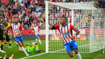 El delantero del Girona Sávio (d) celebra el gol conseguido durante el partido de Liga en Primera División entre el Girona FC - UD Almería, este domingo en el estadio municipal de Montilivi.