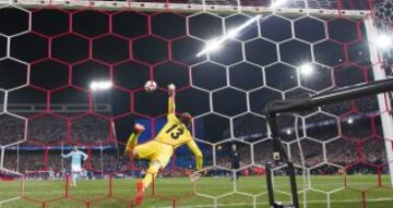 Narsingh falló el octavó penalti de los holandeses, mandó el balón al larguero. El portero del Atlético de Madrid Oblak.
