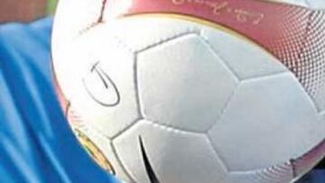 <b>UN ARTISTA EN ESTADO DE GRACIA</b>. Robinho no paró de hacer piruetas en el entrenamiento de ayer.