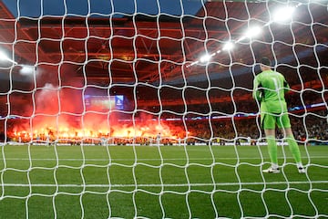 Los aficionados del Borussia de Dortmund alentaron a sus jugadores en la previa de la final de la Champions con un espectacular tifo y luego organizaron bengalas para intimidar al rival, el Real Madrid.