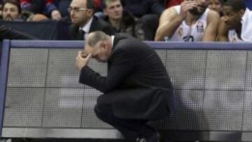 El entrenador del Real Madrid, Pablo Laso, gesticula durante el partido de la Euroliga de baloncesto disputado ante el el CSKA Moscú en Moscú, Rusia, el 23 de enero del 2014.