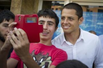 El delantero mexicano del Manchester United, Javier Hernández 'Chicharito', a su salida de la Clínica Sanitas de La Moraleja tras pasar las pruebas médicas, previas a la confirmación de su incorporación a las filas del Real Madrid. 