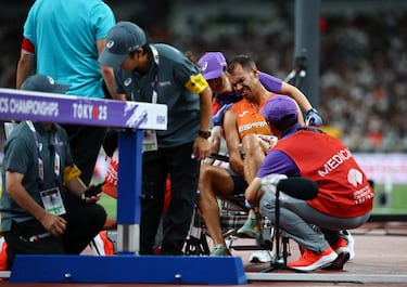 El atletita español nacido en Burgos, tras golpearse la rodilla con uno de los obstáculos, se ha visto obligado a abandonar el Mundial de atletismo celebrado en Tokio. Después de intentarlo se ha tirado al suelo entre gestos de mucho dolor. Ha tenido que abandonar la pista en silla de ruedas. El peor final posible para el español.