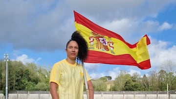 09/04/24 ATLETISMO LANZAMIENTO DE JABALINA 
Yulenmis Aguilar posa con la bandera española. La lanzadora de jabalina ha recibido la nacionalidad por carta de naturaleza