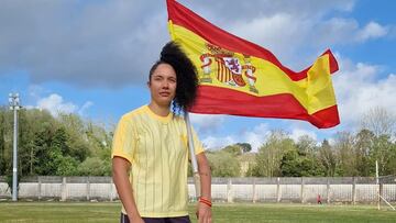Yulenmis Aguilar posa con la bandera española.
