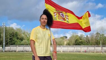 Yulenmis Aguilar posa con la bandera española después de recibir la nacionalidad por carta de naturaleza.