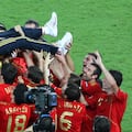 Spain's players hold up their coach Aragones after defeating Germany in their Euro 2008 final soccer match in Vienna