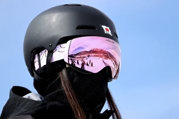 Haruna Matsumoto, deportista japonesa, observa la pista de los Campeonatos del Mundo FIS de Snowboard Freestyle en Aspen (EE UU). Originalmente estaban programados en Zhangjiakou (China), pero han sido trasladados a esta mítica estación de Colorado debido a la pandemia de la Covid-19.