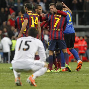 Jornada 29 de la Liga BBVA. El Barcelona ganó 3-4 en el Bernabéu en un partido lleno de polémica. Los tres penaltis que indicó Undiano Mallenco y la expulsión de Sergio Ramos marcaron el encuentro. En la imagen, los jugadores del Barcelona celebran la victoria.