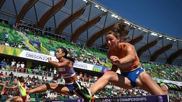 Netherlands' Emma Oosterwegel (R) and Britain's Katarina Johnson-Thompson compete in a heat of the women's 100m hurdles heptathlon event during the World Athletics Championships at Hayward Field in Eugene, Oregon on July 17, 2022. (Photo by Ben Stansall / AFP)