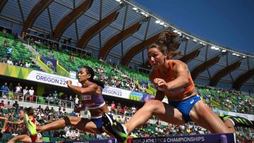 Netherlands' Emma Oosterwegel (R) and Britain's Katarina Johnson-Thompson compete in a heat of the women's 100m hurdles heptathlon event during the World Athletics Championships at Hayward Field in Eugene, Oregon on July 17, 2022. (Photo by Ben Stansall / AFP)