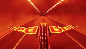 POV desde la aleta trasera del avión de Dario Costa, con las alas con el logo de Red Bull, atravesando uno de los túneles de Çatalca (Turquía) en lo que supone un nuevo Récord Guinness.