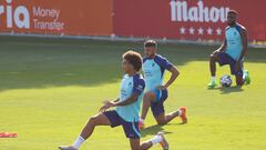 El argentino ha hecho hincapié en las basculaciones de los tres centrales, durante un entrenamiento en el que Giménez, De Paul y Felipe han vuelto a ser baja.