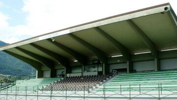 Abandonan y encierran a una árbitra en un estadio tras suspender un partido