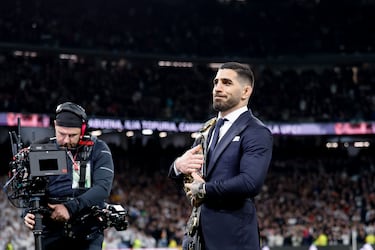 Ilia Topuria saque de honor.