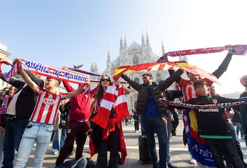 Un buen n¨²mero de aficionados ha viajado a Mil¨¢n para acompa?ar al equipo en la ida de los octavos de final de la Champions League ante el Inter.