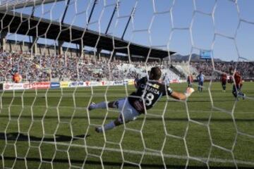 El jugador de Universidad Católica, Nicolas Castillo, derecha, marca su segunda gol contra O'Higgins.