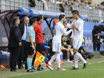 Varane tiene que ser cambiado por Nacho tras quedarse conmocionado tras el golpe en la cabeza con Kike García. 
