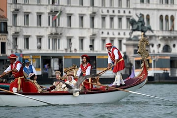 Un gran número de turistas y curiosos se congregaron en torno al Gran Canal de Venecia para presenciar la Regata Histórica anual de góndolas y 
 embarcaciones, que tiene lugar en la ciudad italiana. Se trata de uno de los
acontecimientos más antiguos que se celebran en la laguna, ya que su origen se remonta, al menos, al siglo XIII.