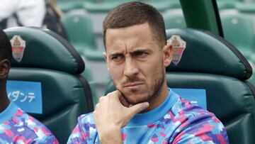 Eden Hazard, jugador del Real Madrid, en el banquillo del Martínez Valero de Elche.