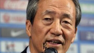 SEL128. SEÚL (COREA DEL SUR), 06/10/2015.- El candidato a la Presidencia de la FIFA, Chung Mong-joon, actual presidente honorario de la Asociación Coreana de Fútbol, ofrece una rueda de prensa este martes, 10 de octubre de 2015, en Seúl (Corea del Sur). Chung denunció que hay una campaña de desprestigio en su contra por parte del cuerpo de gobierno del fútbol mundial en respuesta a la información de que el comité de ética de la FIFA está investigando sus donaciones caritativas a Pakistán y Haití. EFE/YONHAP/PROHIBIDO SU USO EN COREA DEL SUR