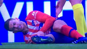 Lucas, doliéndose de la rodilla en el Atlético-Alavés.
