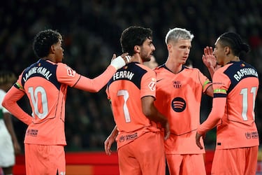 1-2. Se interna Frenkie de Jong en el área del Elche, engaña a Iñaki Pêña con un amago, recorta a David Affengruber y asiste Ferran Torres para marcar el segundo. En la imagen, el dorsal 7 celebra el tanto con sus compañeros.