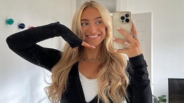 La influencer de fitness Stephanie Storm se hace un selfie con el teléfono.