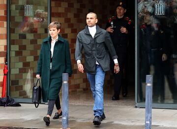 Dani Alves sale caminando de la prisi車n Brians 2 de Barcelona junto a su abogada, In谷s Guardiola, tras obtener la libertad provisional a la espera de las reclamaciones por el resultado de la sentencia que le conden車 el pasado mes de febrero, a cuatro a?os y medio de c芍rcel por violar a una joven en los lavabos de la discoteca Sutton de Barcelona la noche del 30 de diciembre de 2022.