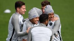 (From L) Paris Saint-Germain&#039;s German midfielder Julian Draxler, Paris Saint-Germain&#039;s Brazilian forward Neymar and Paris Saint-Germain&#039;s French forward Kylian Mbappe hug during a training session at the Camp des Loges in Saint-Germain-en-Laye on September 11, 2017 on the eve of the Champions League football match between PSG and Celtic FC. / AFP PHOTO / CHRISTOPHE SIMON