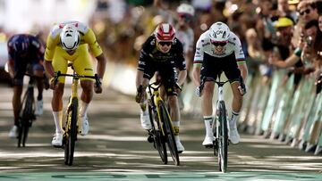 Cycling - Tour de France - Stage 4 - Amiens to Rouen - Rouen, France - July 8, 2025 UAE Team Emirates XRG's Tadej Pogacar crosses the finish line to win stage 4 ahead of Alpecin-Deceuninck's Mathieu Van Der Poel and Team Visma | Lease a Bike's Jonas Vingegaard REUTERS/Benoit Tessier