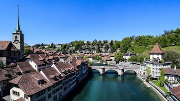 Alucina a lo grande al ver cómo vuelve mucha gente a casa desde el trabajo en esta ciudad de Suiza
