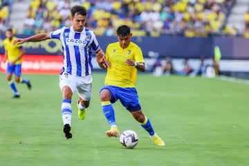 Arzamendía trata de controlar un balón ante Zubimendi.