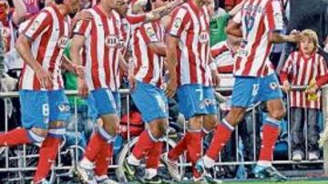 <b>APOYADOS. </b>Los jugadores del Atlético recibirán frente al Almería el apoyo de la afición rojiblanca, que les llevó en volandas en los partidos ante Espanyol y Valencia.
