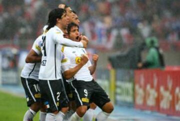 Un 07-11-2010, Javier Cámpora le entregó el empate 2-2 a Colo Colo ante la U, en el tercer minuto de tiempo adicional. El delantero argentino anotó de cabeza en clara posición de adelanto, pero al guardalíneas Patricio Basualto se le cayó el banderín.