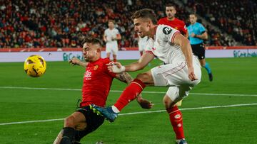 PALMA DE MALLORCA, 09/12/2023.- El defensa del Mallorca Pablo Maffeo (i) y el defensa del Sevilla Adria Pedrosa durante el encuentro correspondiente a la jornada 16 de primera división que Mallorca y Sevilla disputan hoy sábado en el estadio de Son Moix, en la capital balear. EFE/CATI CLADERA.
