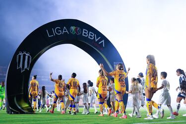 Las jugadoras de Tigres de la UANL Femenil y Club de Fútbol Monterrey Femenil saliendo al terreno de juego del Estadio Universitario (UANL).
