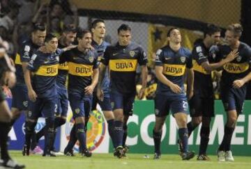 Jugadores de Boca Juniors celebran su anotación ante Palestino.