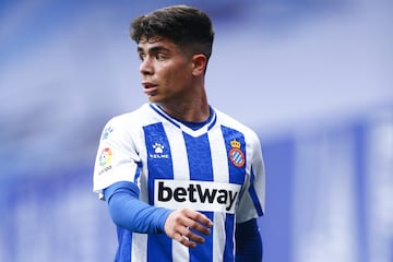 Melamed debutó en primera hace dos años, cuando el Espanyol perdió la categoría. El mediapunta se fue haciendo un hueco en el once perico la temporada pasada y acabó participando en diez tantos, en seis como goleador y en cuatro como asistente. Es un futbolista de gran calidad y manejo de balón pero también de una gran actitud y capacidad mental. Ya dejó algunos fogonazos de su calidad en la pretemporada y le hizo ganarse un hueco como titular frente a Osasuna en la primera jornada.