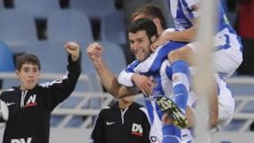 <b>CELEBRADO. </b>Elustondo y Zurutuza felicitan a Agirretxe despu¨¦s de haber marcado el 2-0.